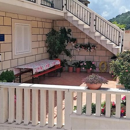 3 Bedroom Awesome Apartment In Pucisca Εξωτερικό φωτογραφία