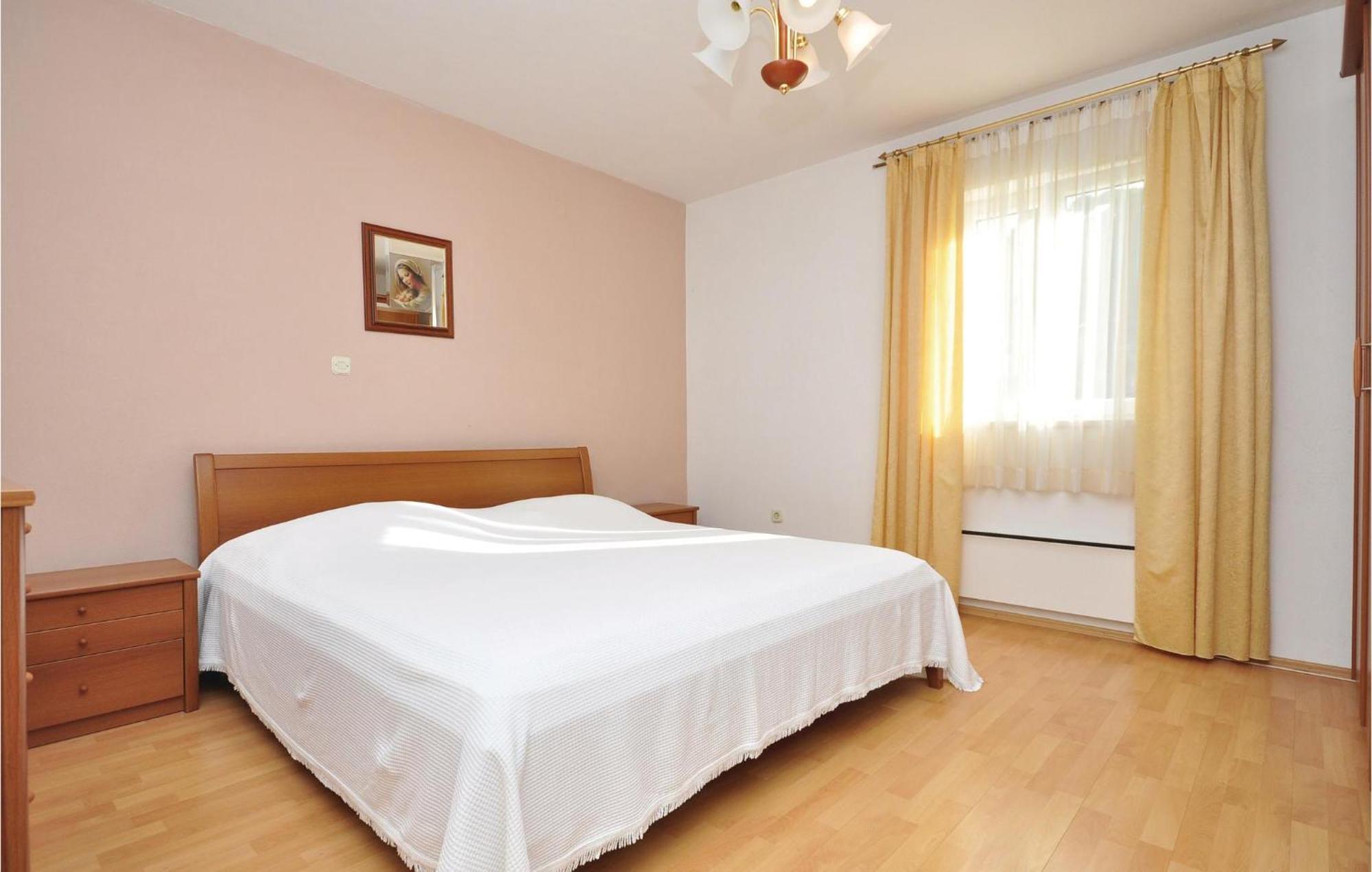3 Bedroom Awesome Apartment In Pucisca Εξωτερικό φωτογραφία