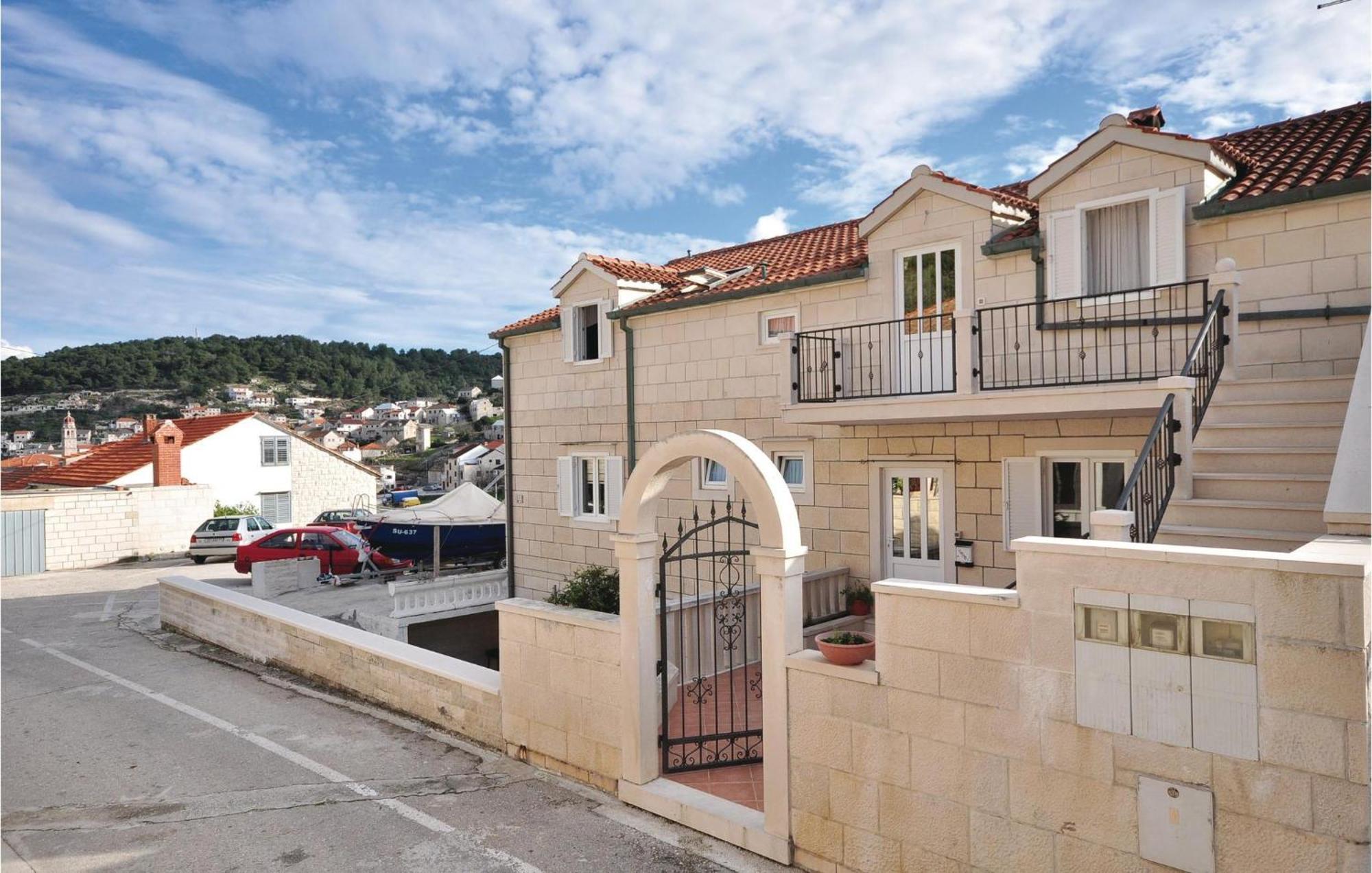 3 Bedroom Awesome Apartment In Pucisca Εξωτερικό φωτογραφία