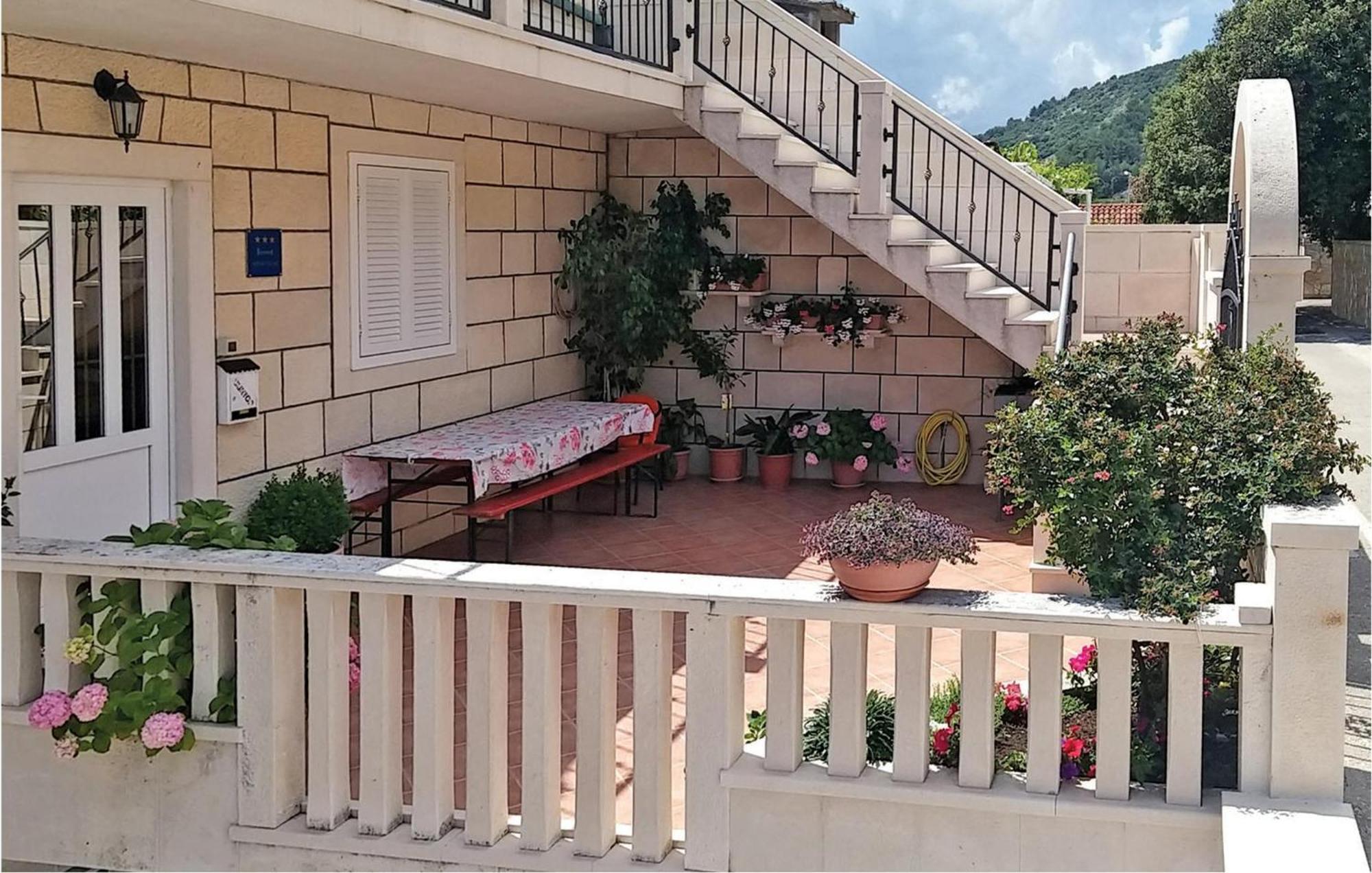 3 Bedroom Awesome Apartment In Pucisca Εξωτερικό φωτογραφία